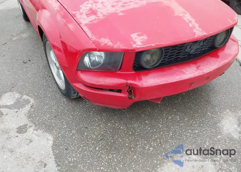 2005 Ford Mustang V6 Deluxe/V6 Premium z USA, uszkodzony, nr VIN 1ZVFT80N755148570